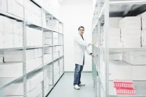 magazyn farmaceutyczny od środka