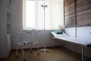 Uzależnienie od narkotyków a codzienne życie — jak nałóg przejmuje kontrolę i kiedy warto rozpocząć odwyk?