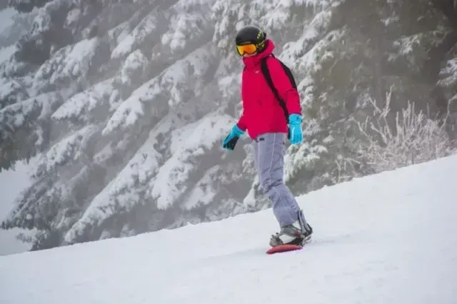 Jak wybrać idealną deskę snowboardową